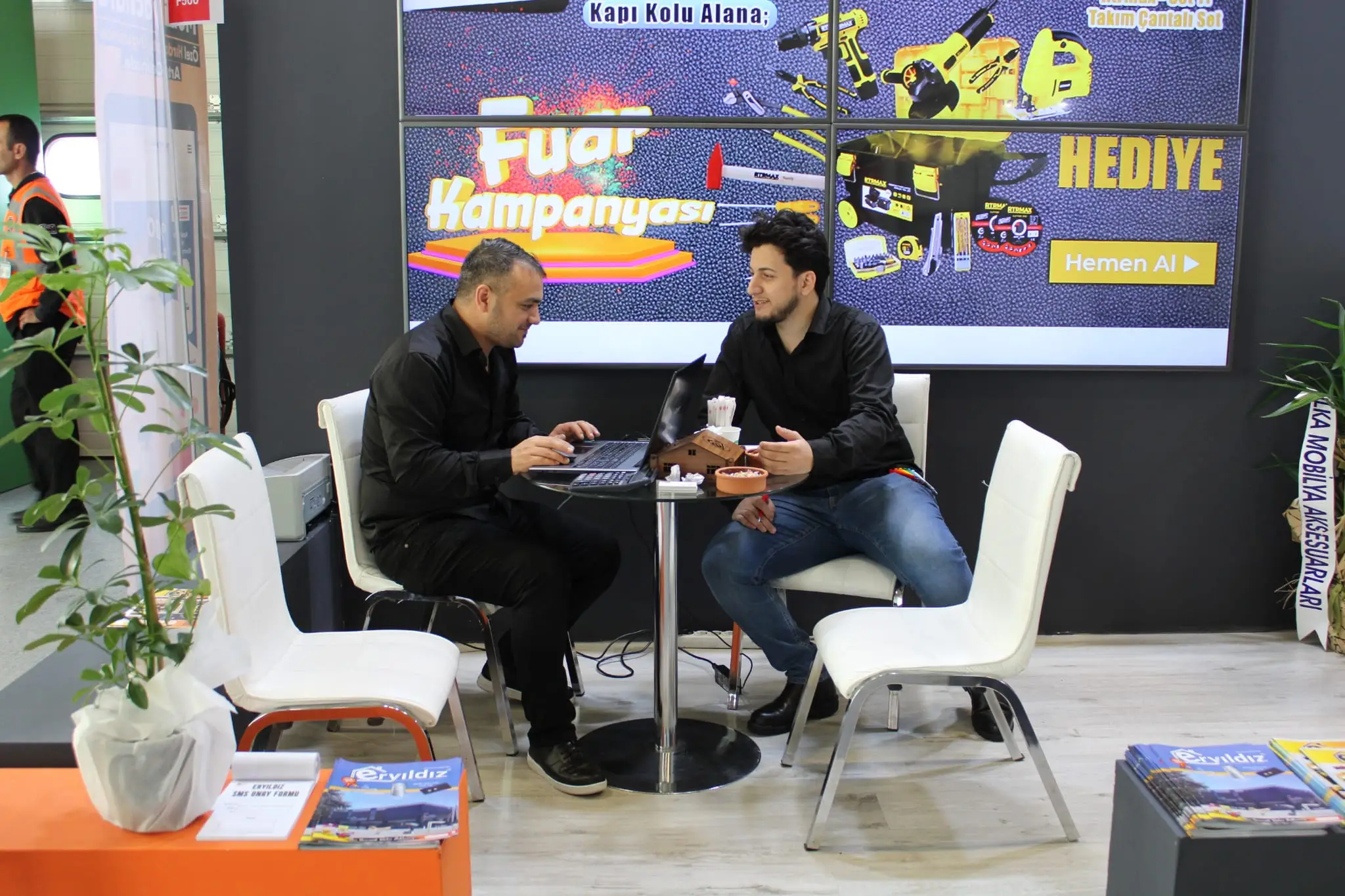 Tolga Cerrah Eryildiz Boya ve Hırdavat İstanbul Mobilyacılar Fuarı Görsel